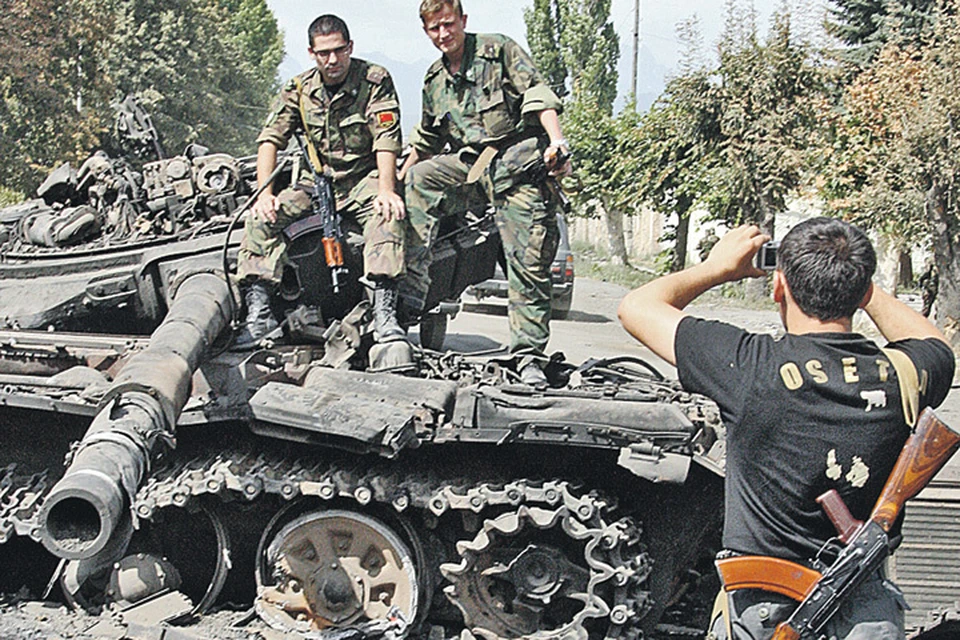 Грузинские войска бежали из Цхинвала, теряя танки и людей, а бойцы 58-й армии делали себе фото на память о «гордых завоевателях» из Тбилиси.
