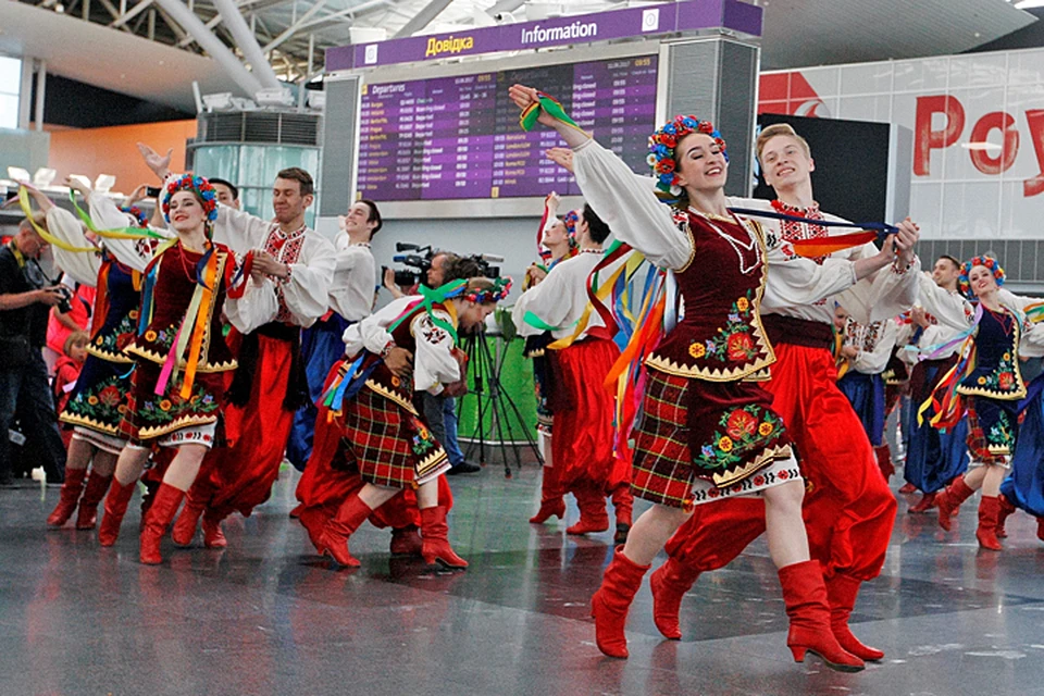 Накануне празднования Дня независимости киевляне снова и снова одеваются в национальную одежду, которую считают своим оберегом и духовной ценностью
