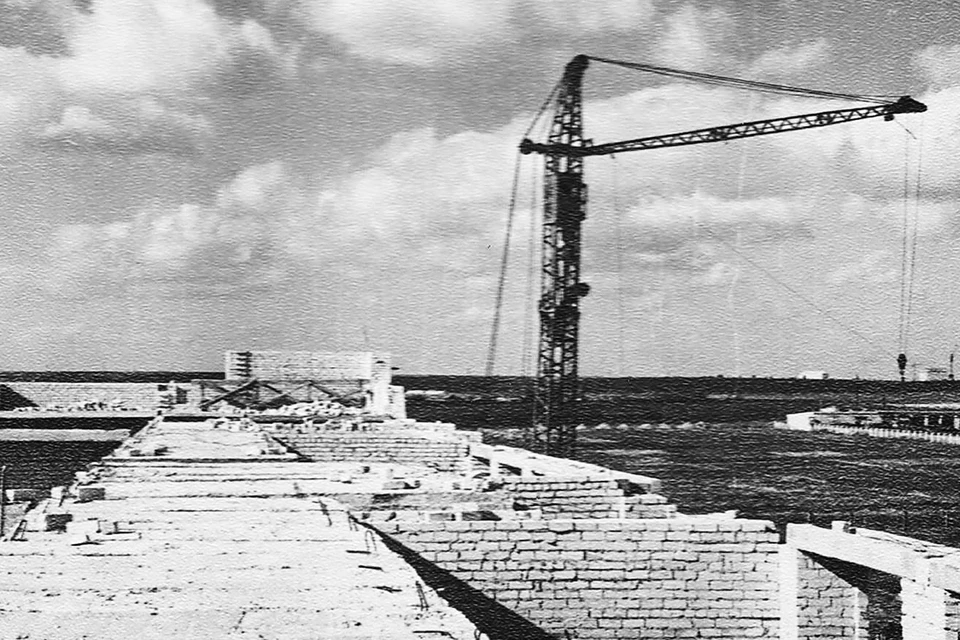 Снимок 1955 года: стройка дома по адресу 10-ая Западная, 1. Дальше - города пока нет, пустырь.