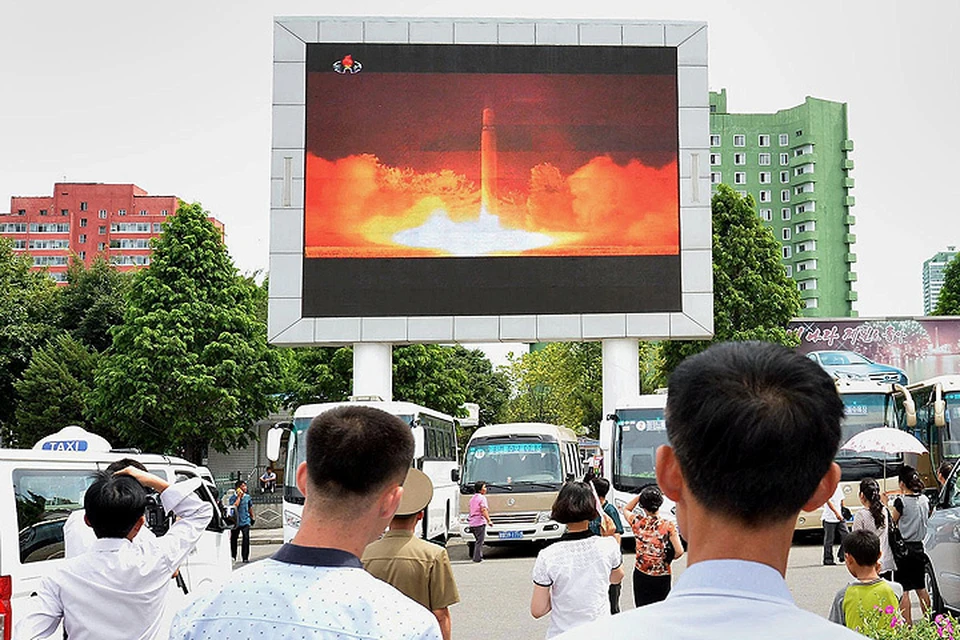 Жители Пхеньяна смотрят кадры с успешным испытанием ракеты Хвасонг-14.