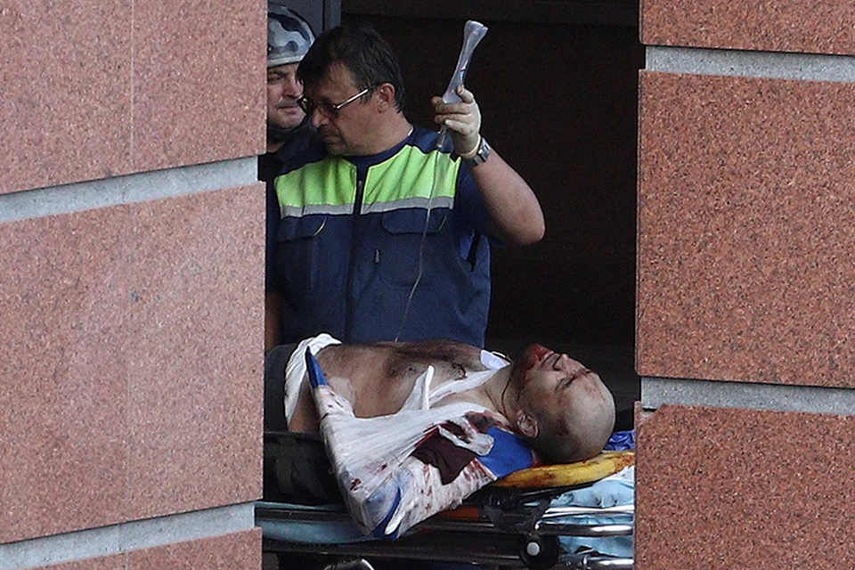 Медики эвакуируют раненного после перестрелки в здании Мособлсуда.
