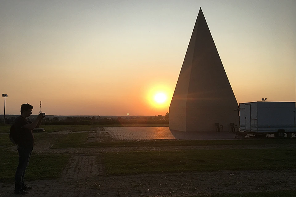Желтая биоэнергетическая пирамида Голода снова возвышается у Новорижского шоссе