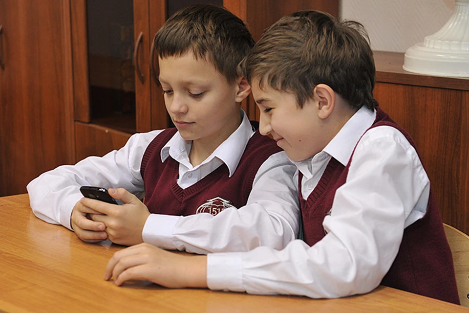 Учителя рекомендуют родителям покупать детям самые простые мобильники