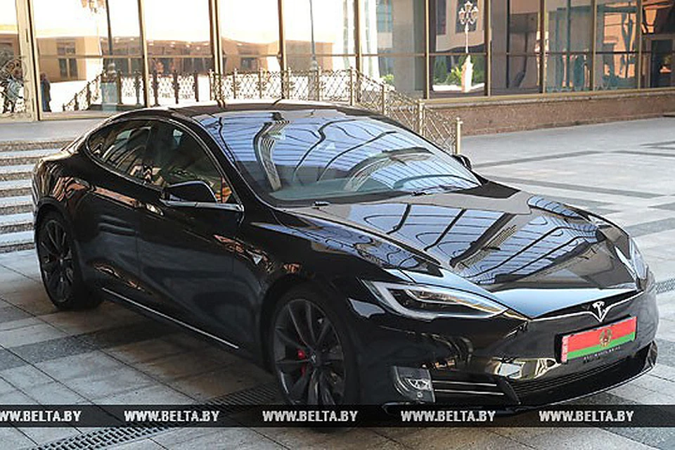 Американский электромобиль Tesla Model S во внутреннем дворике Дворца Независимости. Фото: БелТА.