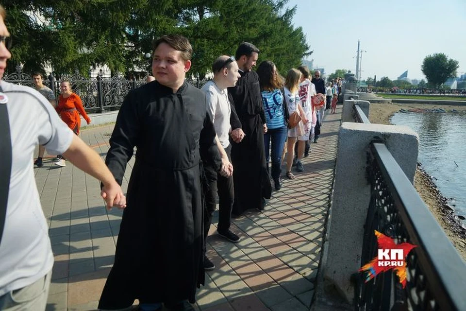 Обнять городской пруд Екатеринбурга пришли также выпускники духовной семинарии.