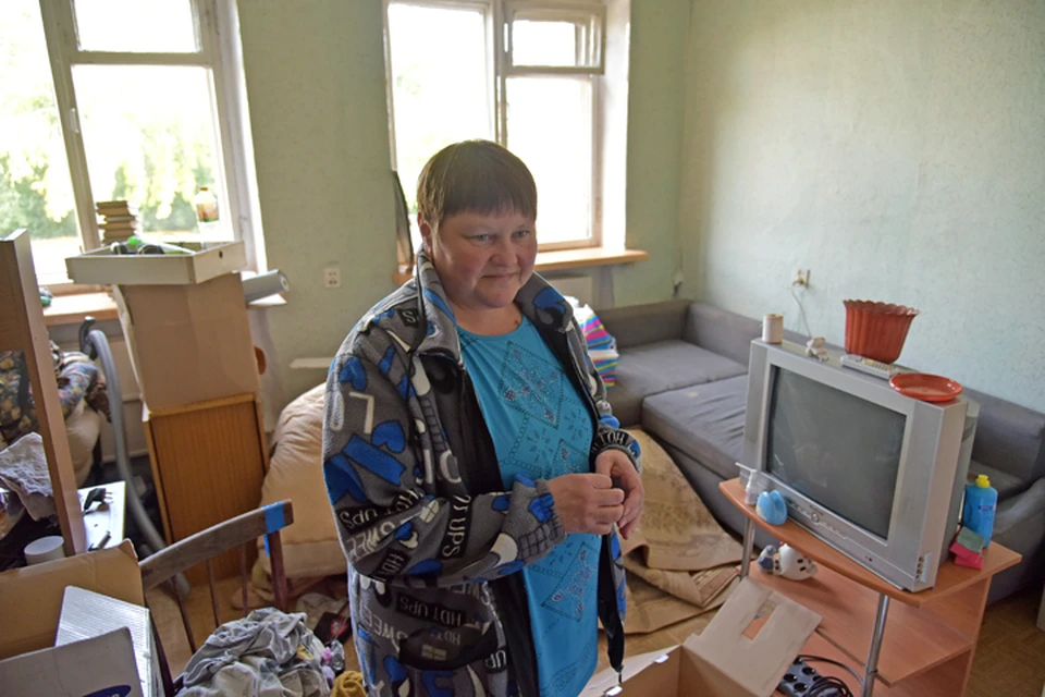 Галине Максименко о взрыве в доме сообщили соседи по телефону. В ее квартире выбило дверь, рухнула стена.