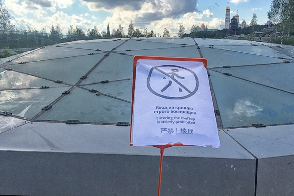 В парке "Зарядье" извлекают уроки из первых дней после открытия.