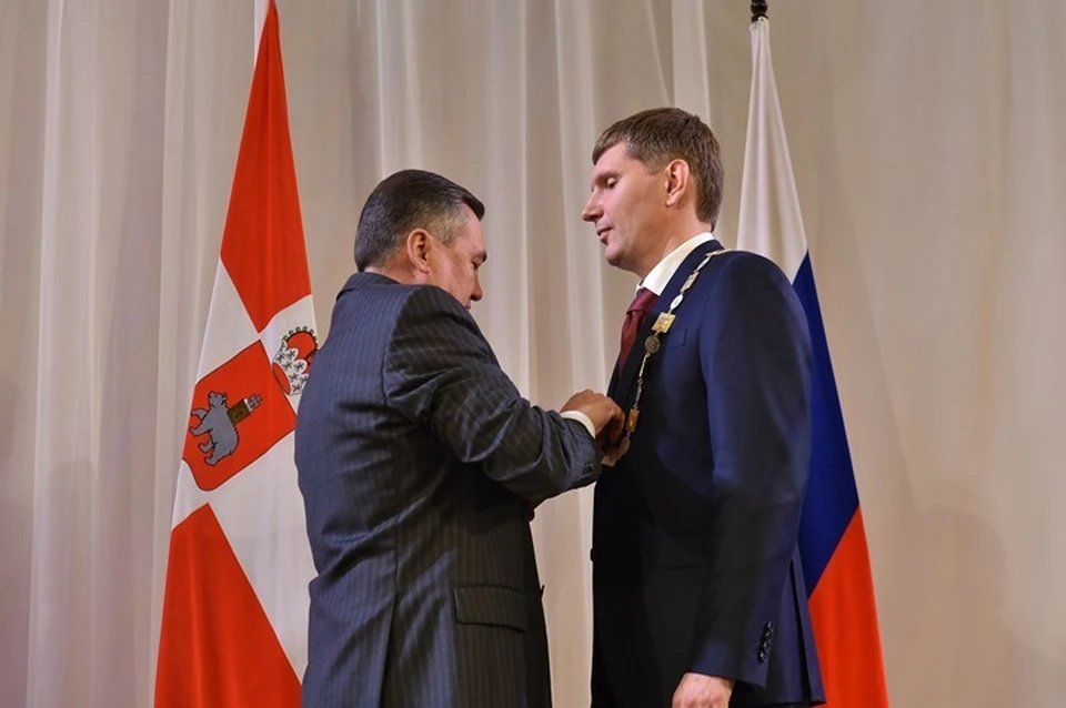 Председатель Заксобрания Валерий Сухих вручил Максиму Решетникову знак губернатора.