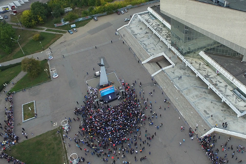 Смотришь на митинг сверху - и все встает на места. Сразу же видны жидкие ряды навальнистов. Фото: Стас Макеев/Аэрокадр.рф