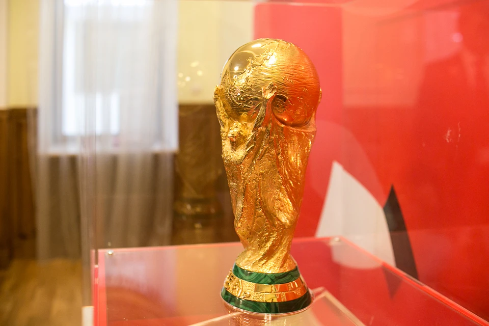 Прикасаться к трофею имеют право только победители финала чемпионата мира и главы государств.