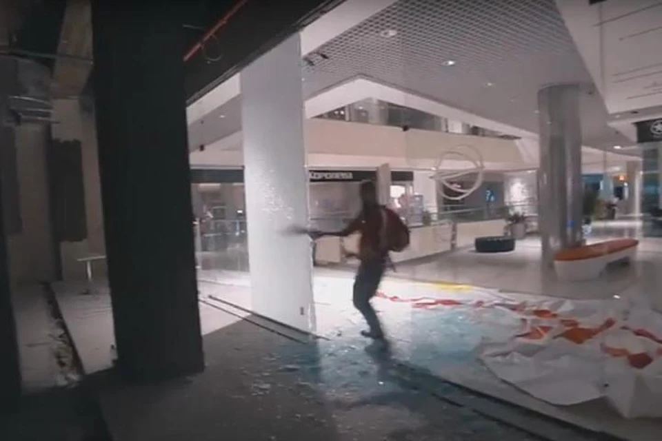 Видеоблогер ради популярности ролика в Youtube разбил витрины в торговом центре в Иркутске