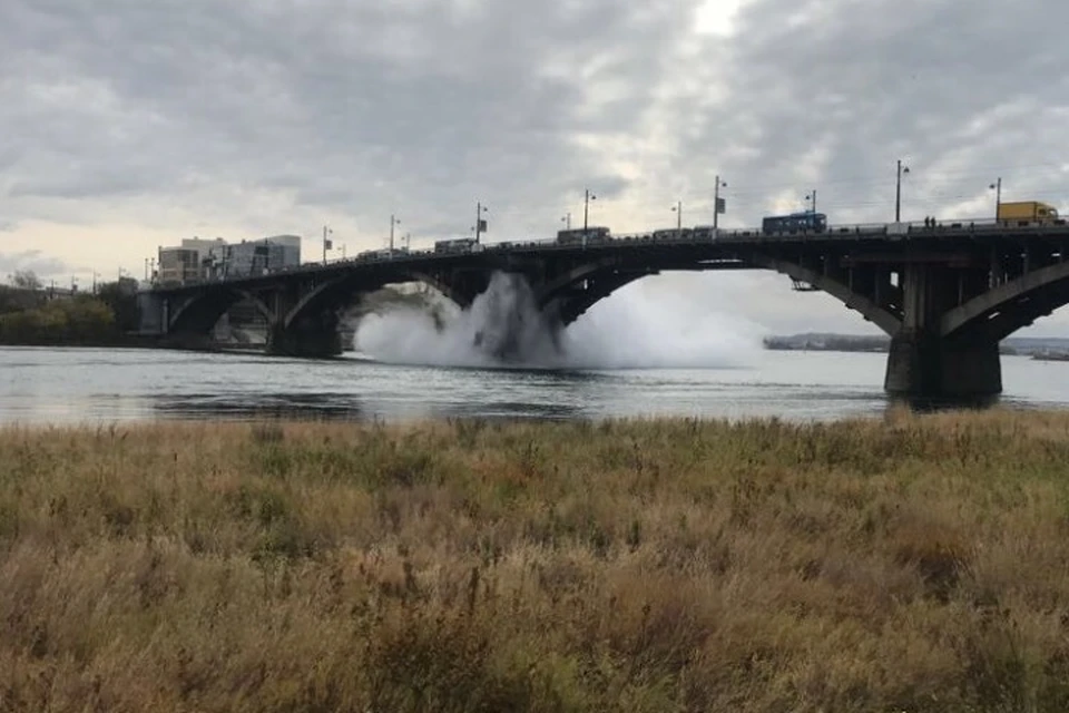 ЧП на Глазковском мосту в Иркутске: прорвало трубы с горячей водой