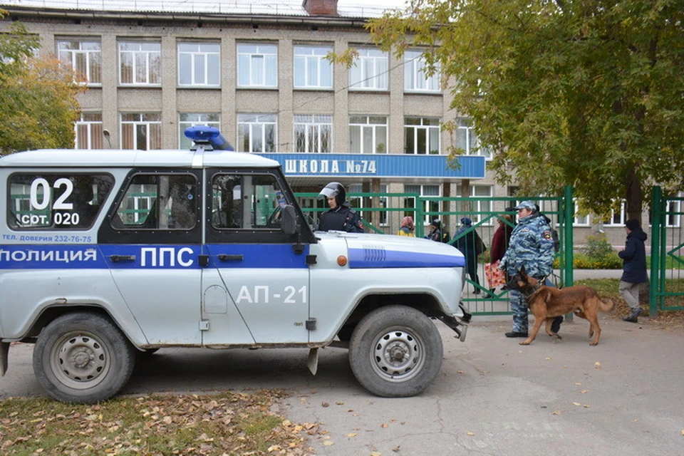 «Заминированные» школы в Новосибирске проверяют полицейские с собаками.