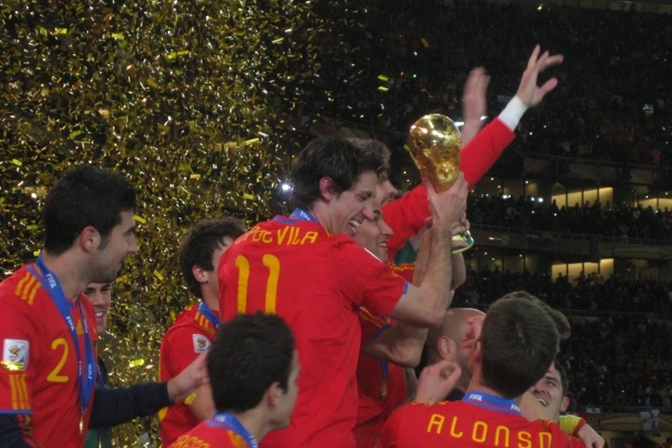 2010 год, ЮАР. Игроки сборной Испании с кубком мира.