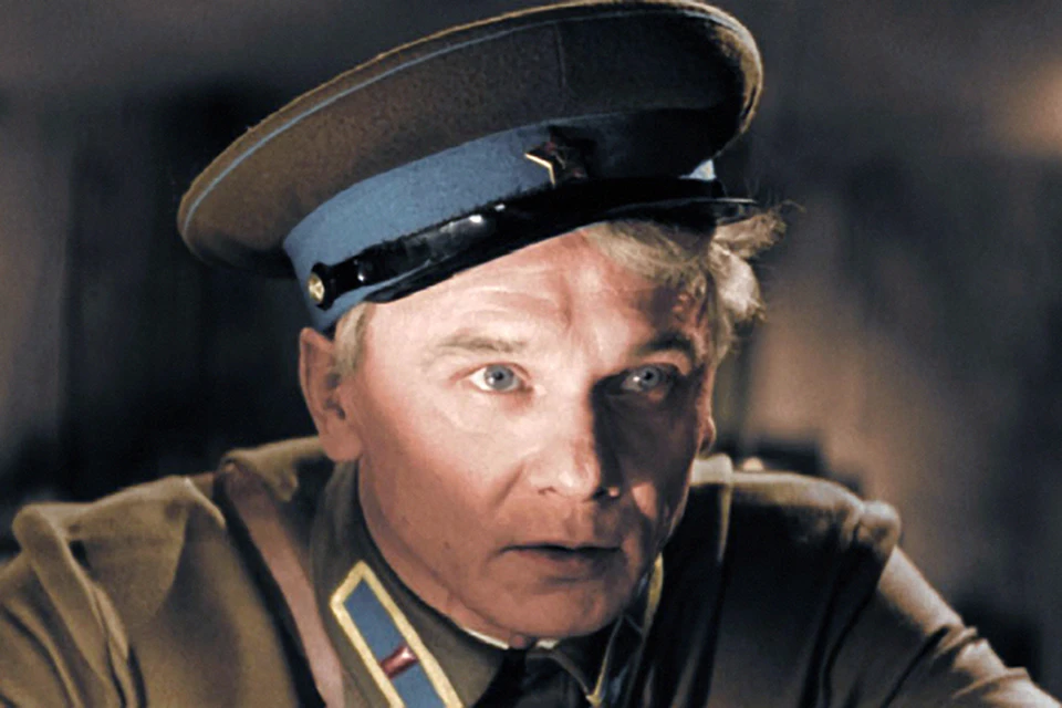 Георгий Юматов в сцене из раскрашенной версии фильма режиссера Владимира Рогового "Офицеры".