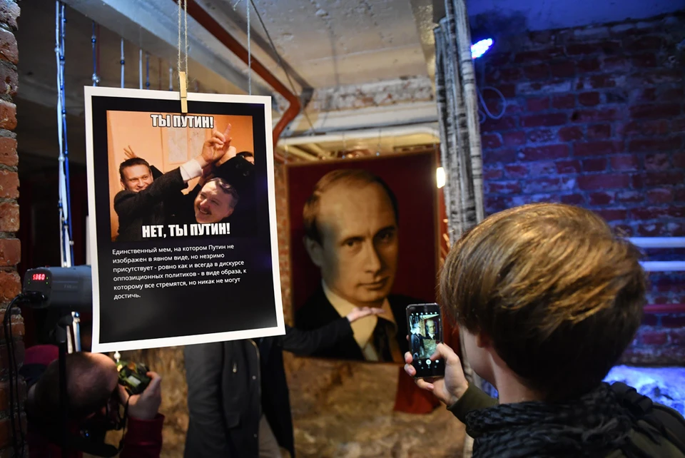 Лучшее творчество блогеров из соцсетей на выставке "Путин-мем" в Москве.