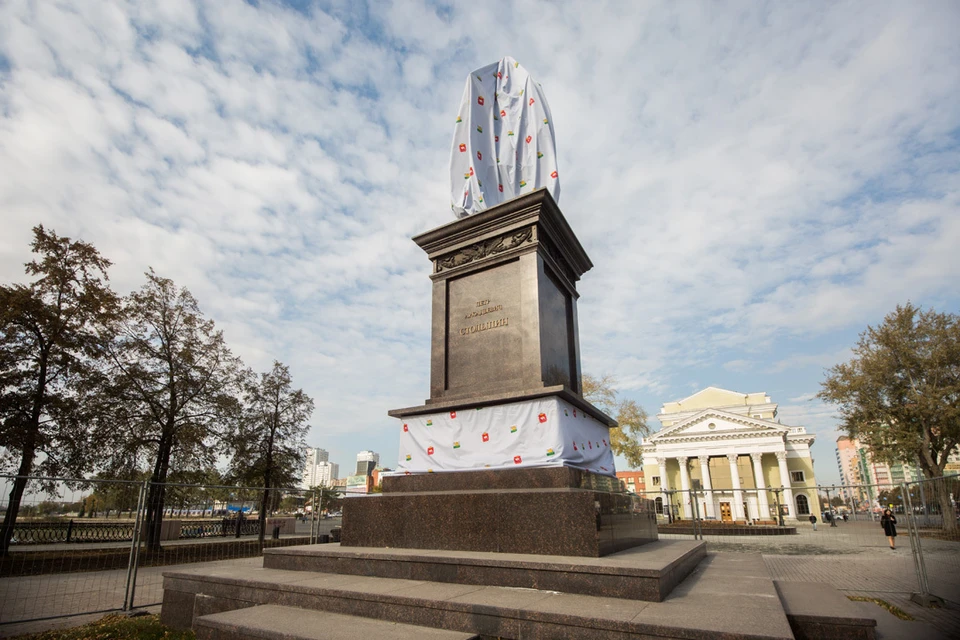 Памятник реформатору Петру Столыпину зачехлили до торжественного открытия.