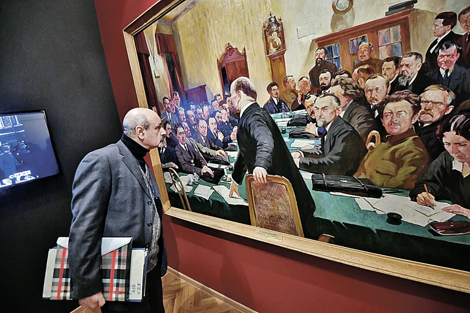 Многие картины, на которых Ленин изображен «неграмотно» или с вычеркнутыми из истории соратниками, были уничтожены. Но кое-что все-таки удалось спасти.
