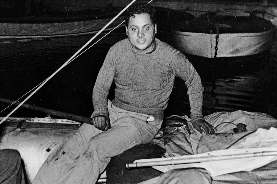 Ален Бомбар во время своего путешествия 1952 года.