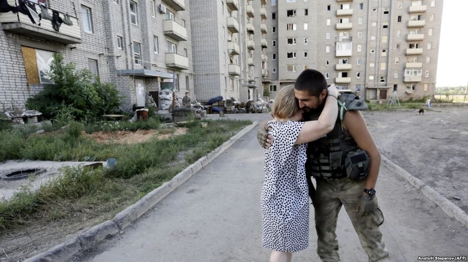 Оказывается, девушка из Авдеевки - ее город лежит на линии фронта - готова обниматься с солдатами ВСУ. Жила она без воды, тепла и газа… согрелась в глазах фотографа ВСУ. ФОТО:Радио Свобода