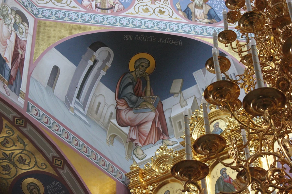 Свято-Троицкий кафедральный собор в Саратове, роспись на стенах.