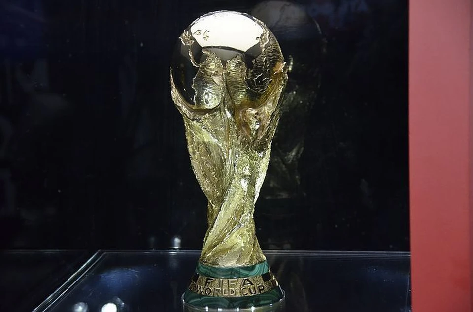 Главный приз чемпионатов мира по футболу сделан из чистого золота и весит более шести килограммов.