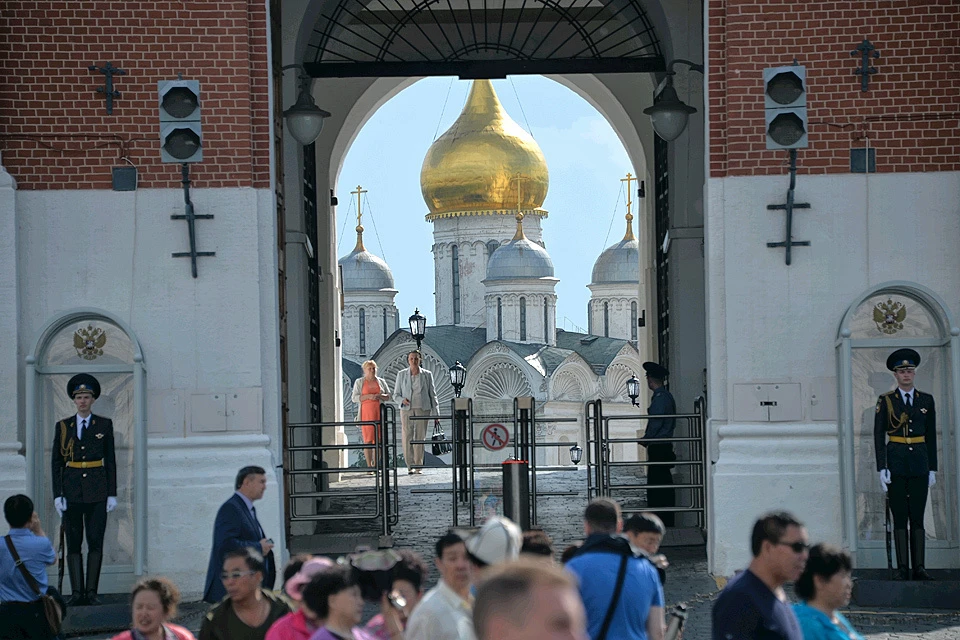 Вид на Архангельский собор Кремля через ворота Спасской башни.
