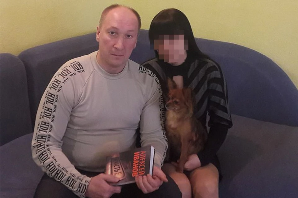 В руках Александра - роман Алексея Иванова "Ненастье", частично рассказывающий о похождениях "грабителя века".