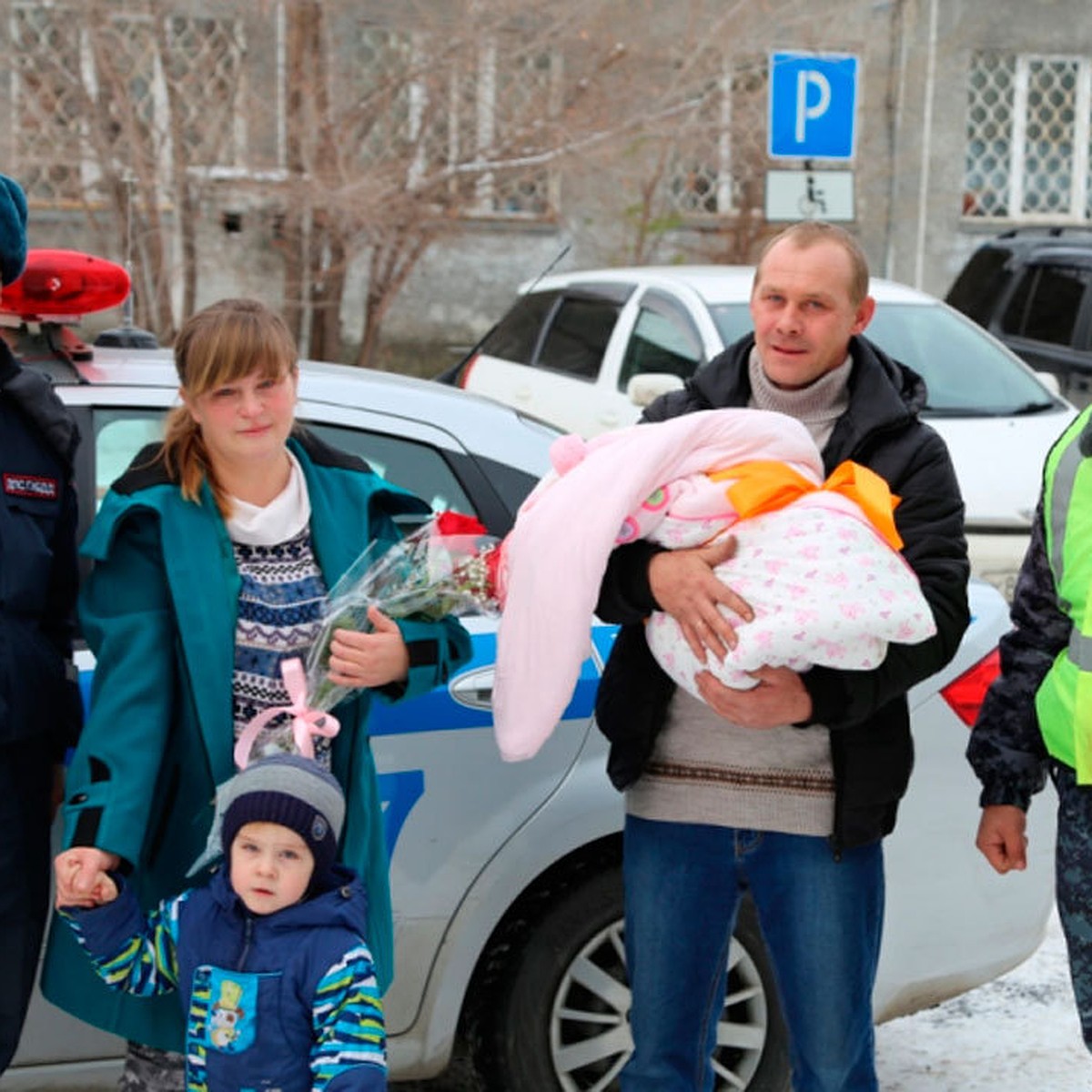 Алтайские полицейские помогли женщине, у которой отошли воды, успеть в  роддом - KP.RU