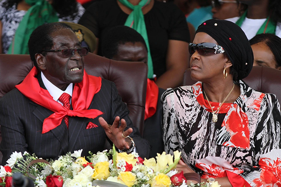 Многие эксперты полагают, что страной давно управляет жена диктатора - 52-летняя Грейс Мугабе
