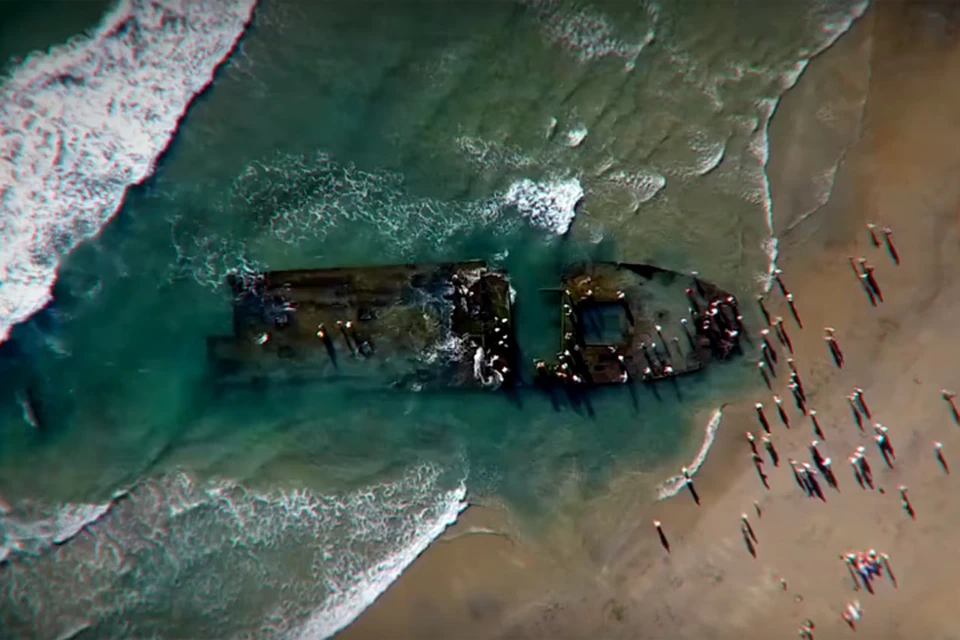 Эти кадры, снятые с воздуха, показали в программе What on Earth на Science Channel. Журналисты утверждают, что на них - пропавшее судно "Любовь Орлова"