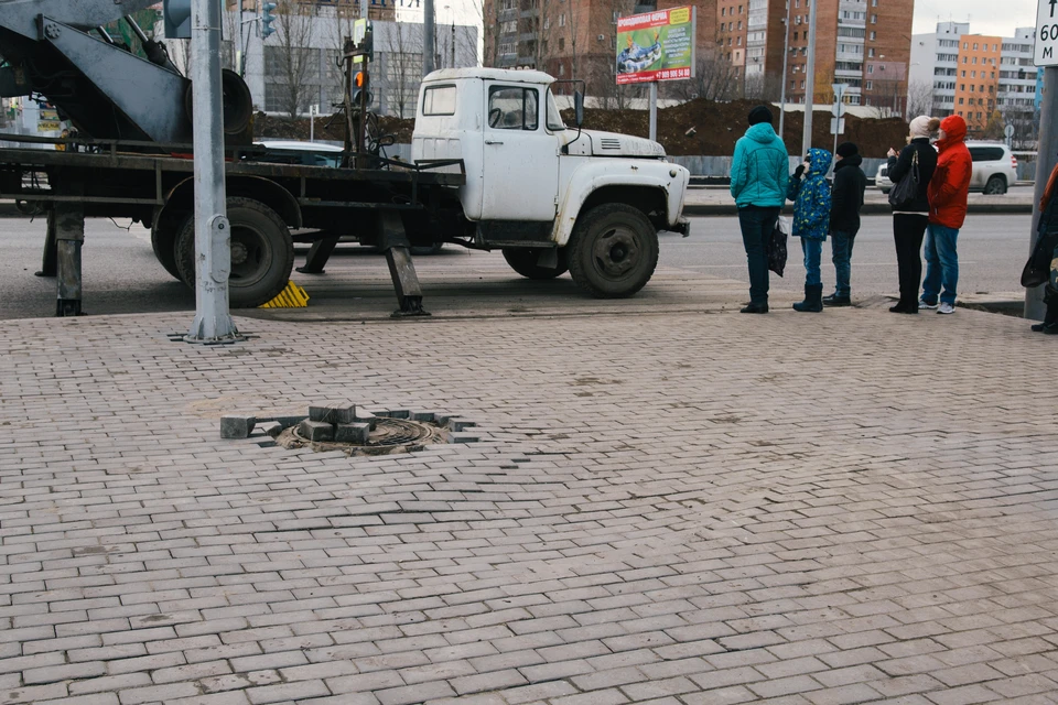 Такими волнами плитка идет по всему городу. А виной всему - торопливость рабочих
