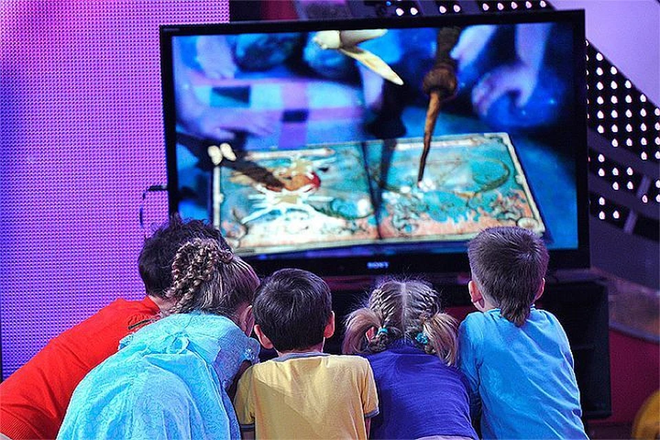 Дети смотрят на экран. Ребенок перед экраном телевизора. Телевизор для детей. Телевизор с мультиками. Ребенок перед ТВ.