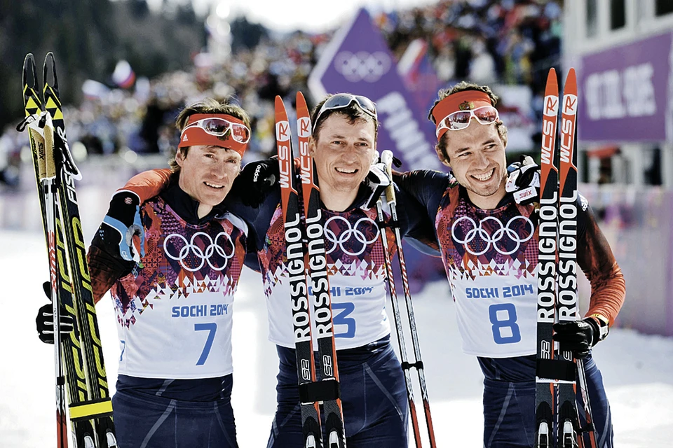 В Сочи-2014 после лыжной гонки на 50 км весь пьедестал был российским. Сейчас дисквалифицированы Легков (1-е место, в центре) и Вылегжанин (2-е, слева). «Золото» перешло к Илье Черноусову.