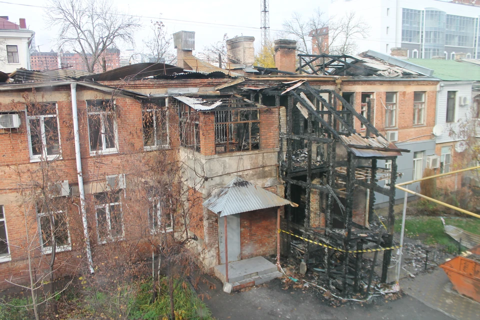 Двухэтажный дом на улице Рашпилевской,14 сгорел ещё в августе