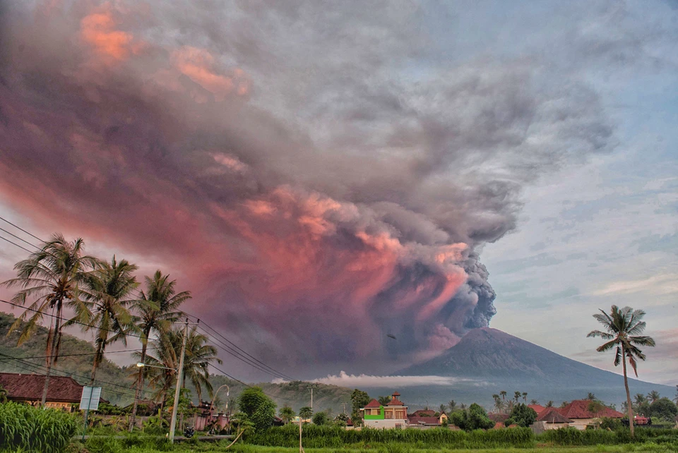 Вулкан Агунг извергается уже второй раз за неделю!