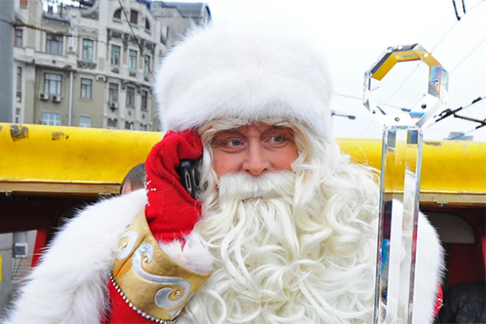 - Дед Мороз у телефона!