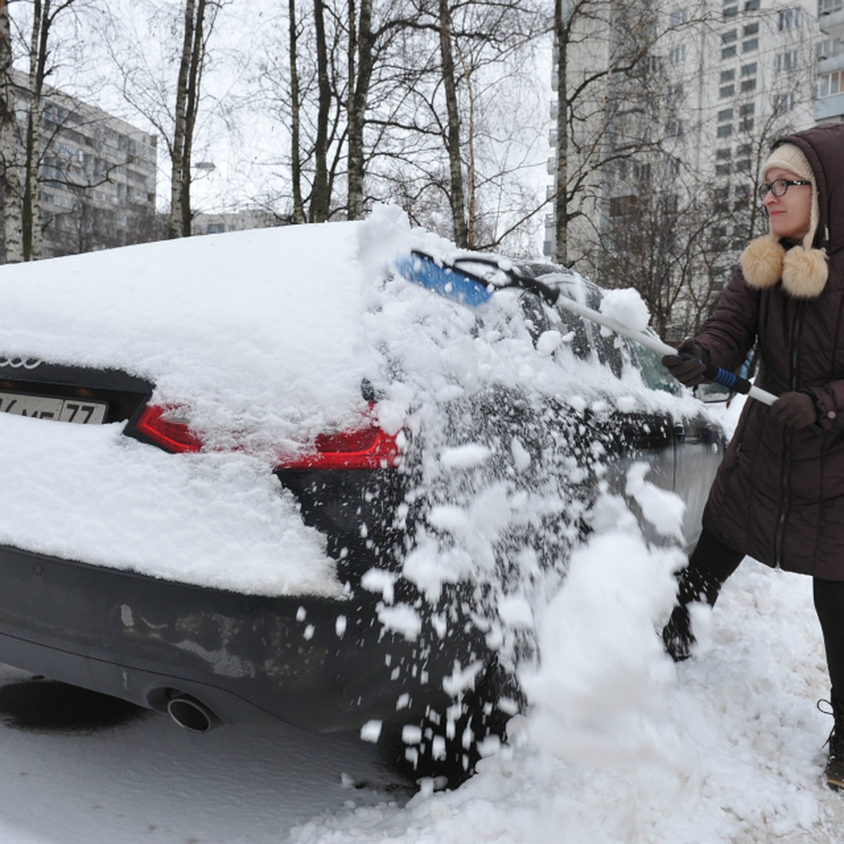 Что делать мурманским автолюбителям, чьи машины пострадали от снега на  крышах домов - KP.RU