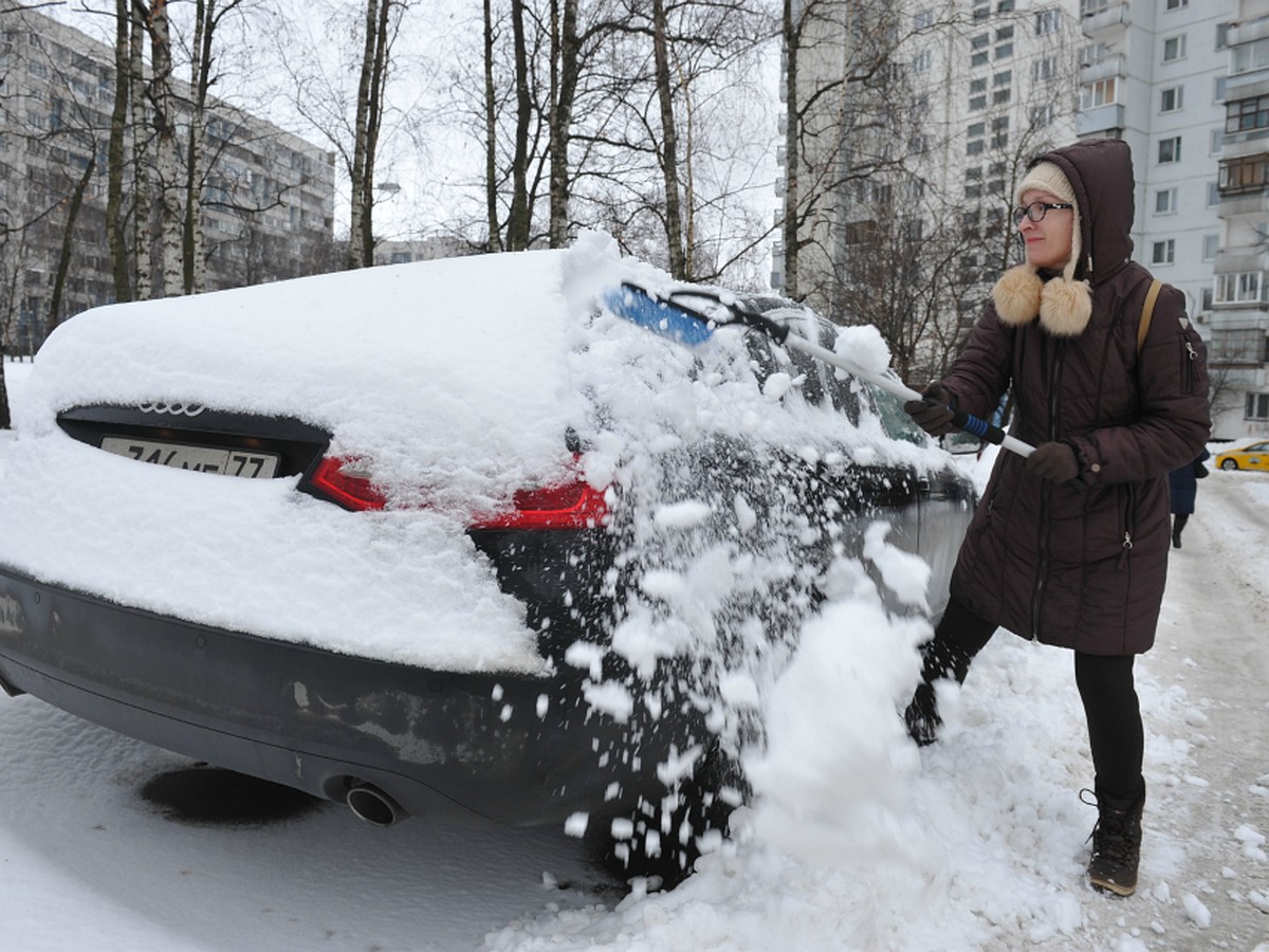 Что делать мурманским автолюбителям, чьи машины пострадали от снега на  крышах домов - KP.RU