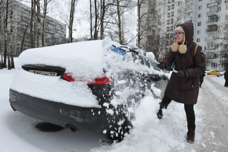 Зимой нужно следить, чтобы снега не было не только под колесами, но и над крышей авто.