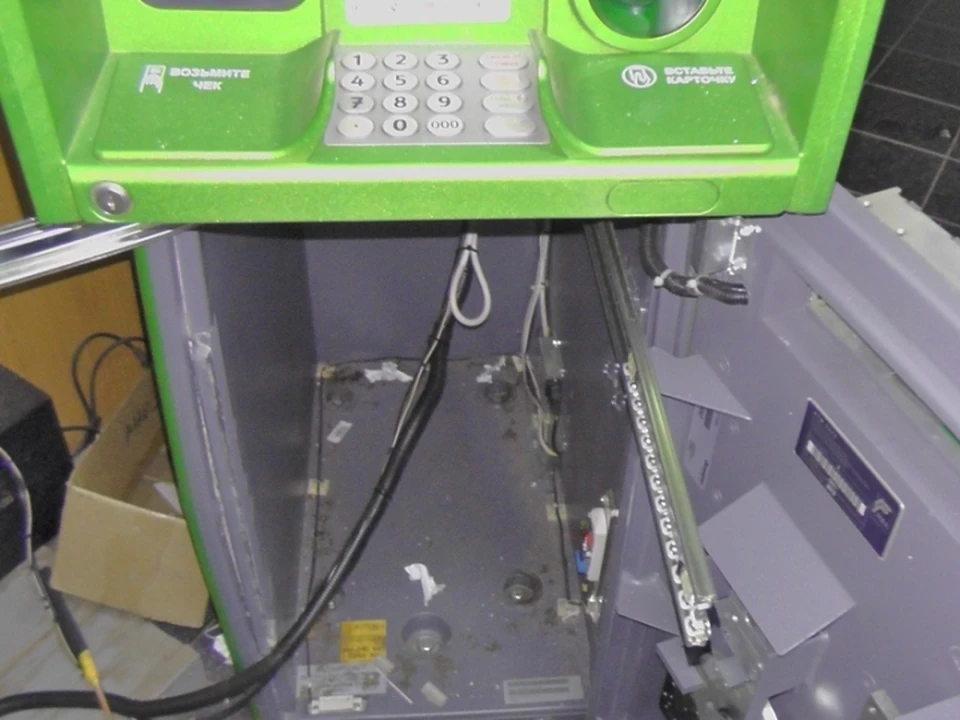 как вскрыть банкомат. как вскрыть банкомат. банкомат вскрыли. сейф банкомата сбербанка. вскрытие банкомата.