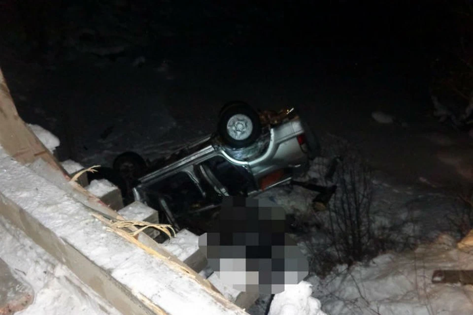 Автомобиль упал с моста в Тайшетском районе, двое погибли. Фото: Западный ПСО Аварийно-спасательной службы Иркутской области.