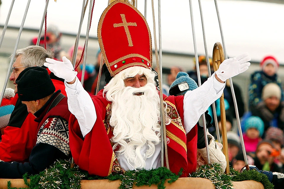 Мужчина в костюме Святого Николая на рождественском фестивале в Германии.