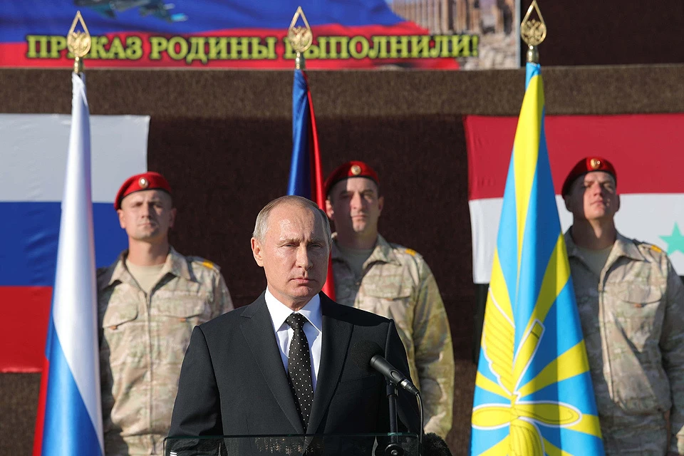 11 декабря. Владимир Путин на авиабазе Хмеймим в Сирии выступает перед российскими военнослужащими.