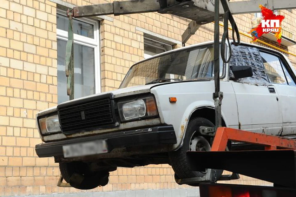 В Нижнем Новгороде эвакуаторщики увозили «плохо припаркованные» машины на металлолом.