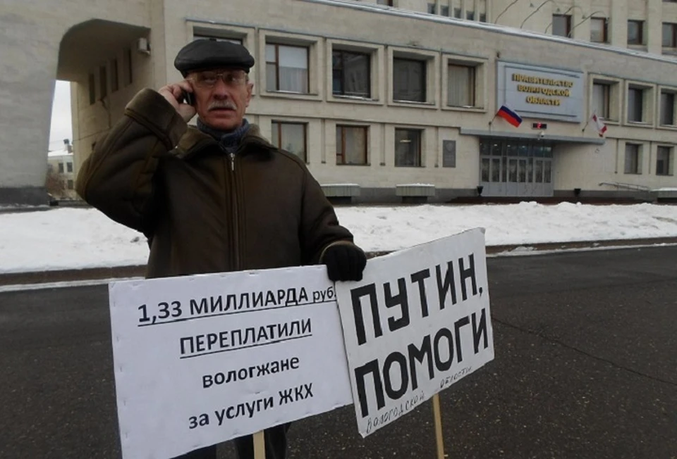 День Конституции Николай Смышляев провел у Правительства области. Фото Сергея Гужева.