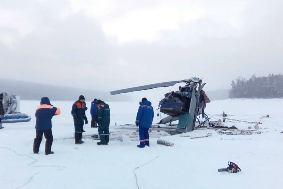 Спасатели подняли вертолет «Еврокоптер АС-350» со дна Братского водохранилища.