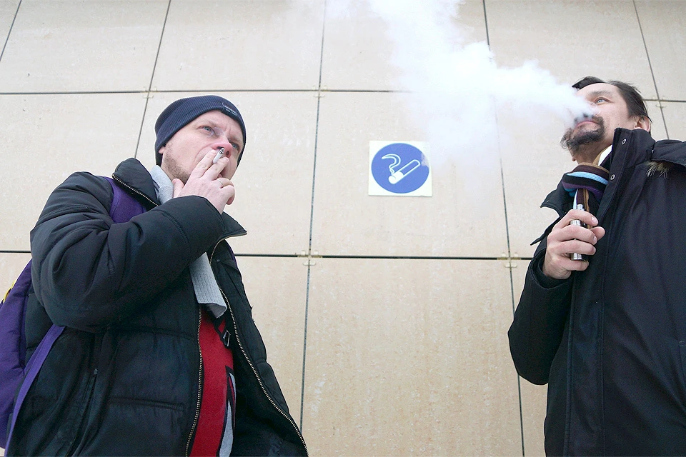 Законопроект, запрещающий курить на открытом воздухе менее чем в 10 метрах от входа в подъезды многоквартирных домов, был внесен в Госдуму летом.