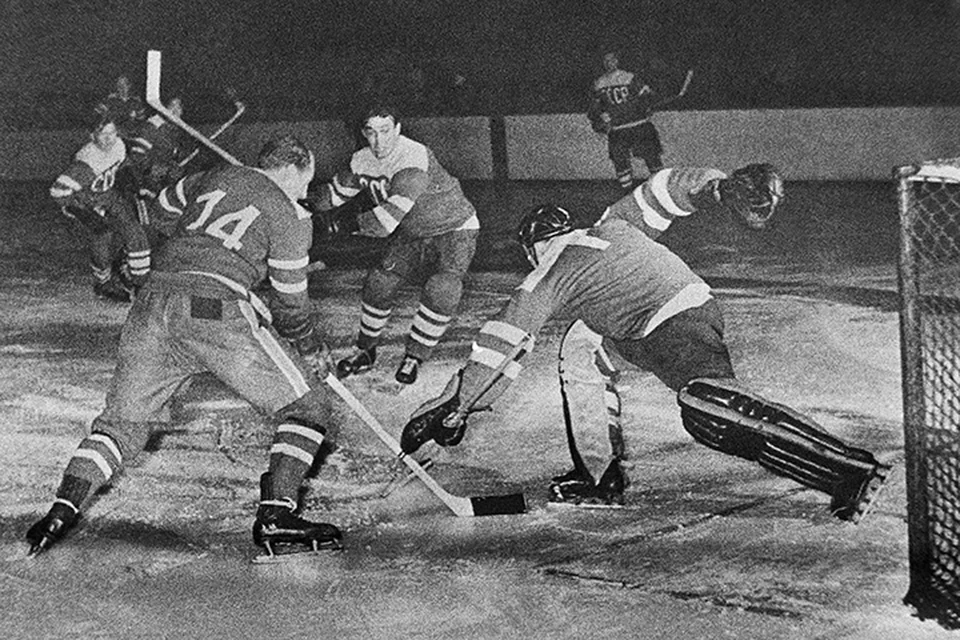 Новый хоккей, канадский, как его называли, пришел к нам в 1946-м
