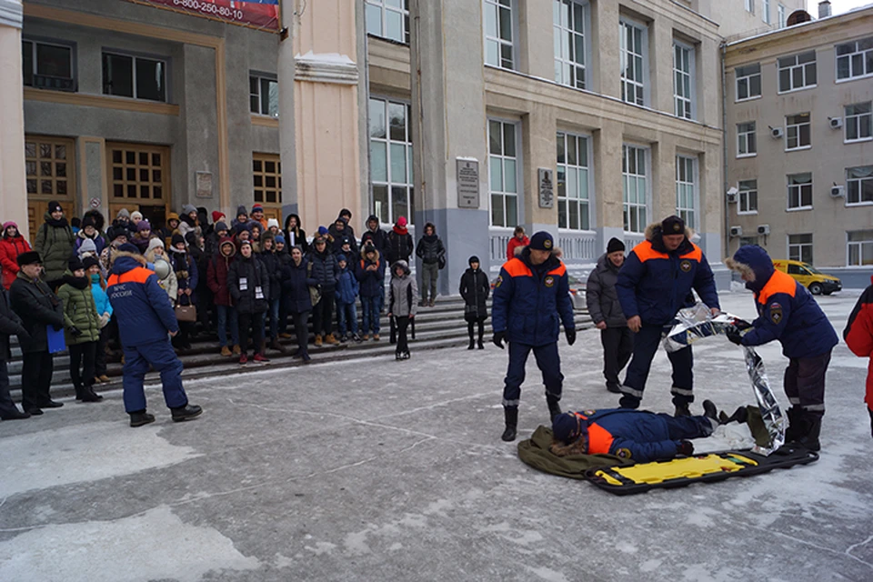 В Хабаровске спасатели провели флешмоб «Безопасный лед, безопасная зима»